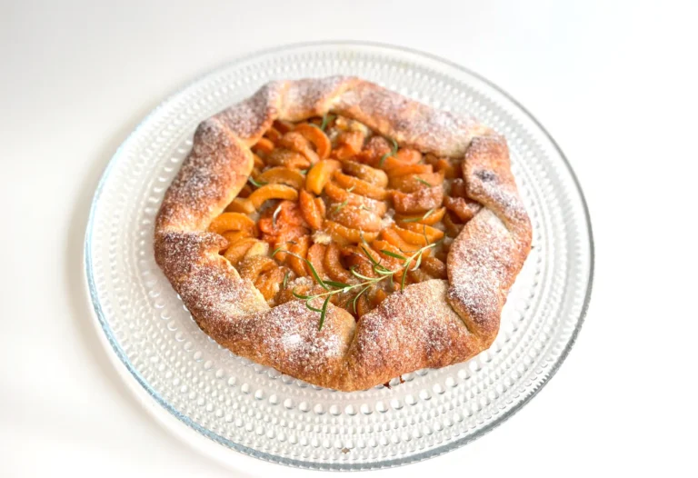 Apricot Galette with aprikoosit sokeriliemessä